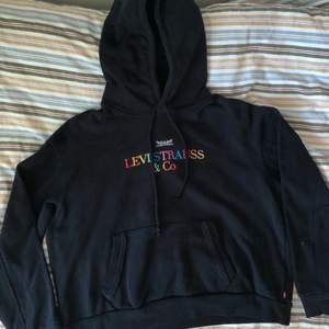 Svart Levi’s hoodie med old school loga i storlek S. 