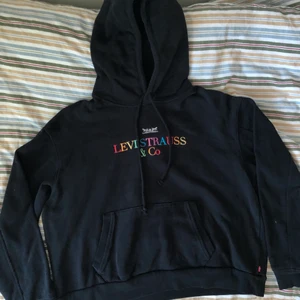 Levi’s hoodie - Svart Levi’s hoodie med old school loga i storlek S. 