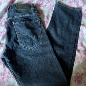 Ett par mörkblåa crocker jeans i storlek W27/32 nästintill oanvända säljer då dem är försmå men otroligt fina pris kan diskuteras!