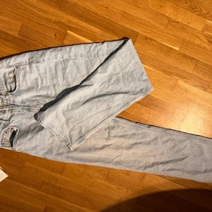 Jeans Gina tricot - Blå jeans med slits. Storlek 34. 