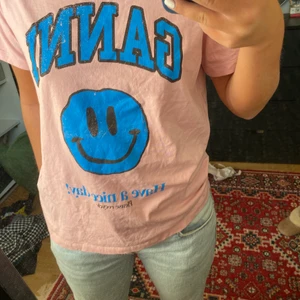 Ganni tröja - Superfin Ganni tröja! Köpt förra året på Gannis hemsida. Använd ca 3 gr. Som ny. Storlek S 500kr