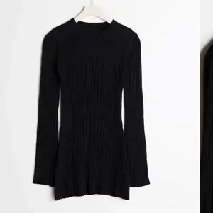 Säljer denna slutsålda klänning/tröja från Gina tricot. Egentligen är det en tröja men har själv använt den som en klänning. 