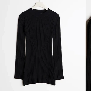 Ribbad klänning - Säljer denna slutsålda klänning/tröja från Gina tricot. Egentligen är det en tröja men har själv använt den som en klänning. 