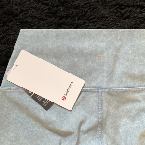 Lululemon Leggings / träningstights  - Helt nya, oanvända lululemon leggings 🌟 andra bilden är lånad, det är samma modell men annan färg! Originalpris : ~950kr, mitt pris: 450kr inklusive frakt