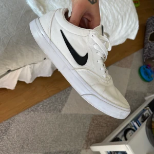 Nike Chron 2 - Vita sneakers från Nike. Sparsamt använda. Storlek 43. Nypris 750kr 