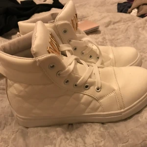 Vita skor  - Helt nya vita skor men tyvärr fel storlek beställde i storlek 40 och det står 40 men dom är som 38 , helt oanvända 