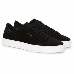 Axel arigato sneakers  - Storlek 38. Som nya knappt använd.  Priset går att diskutera vid snabb affär !!!   Kartong medföljer 