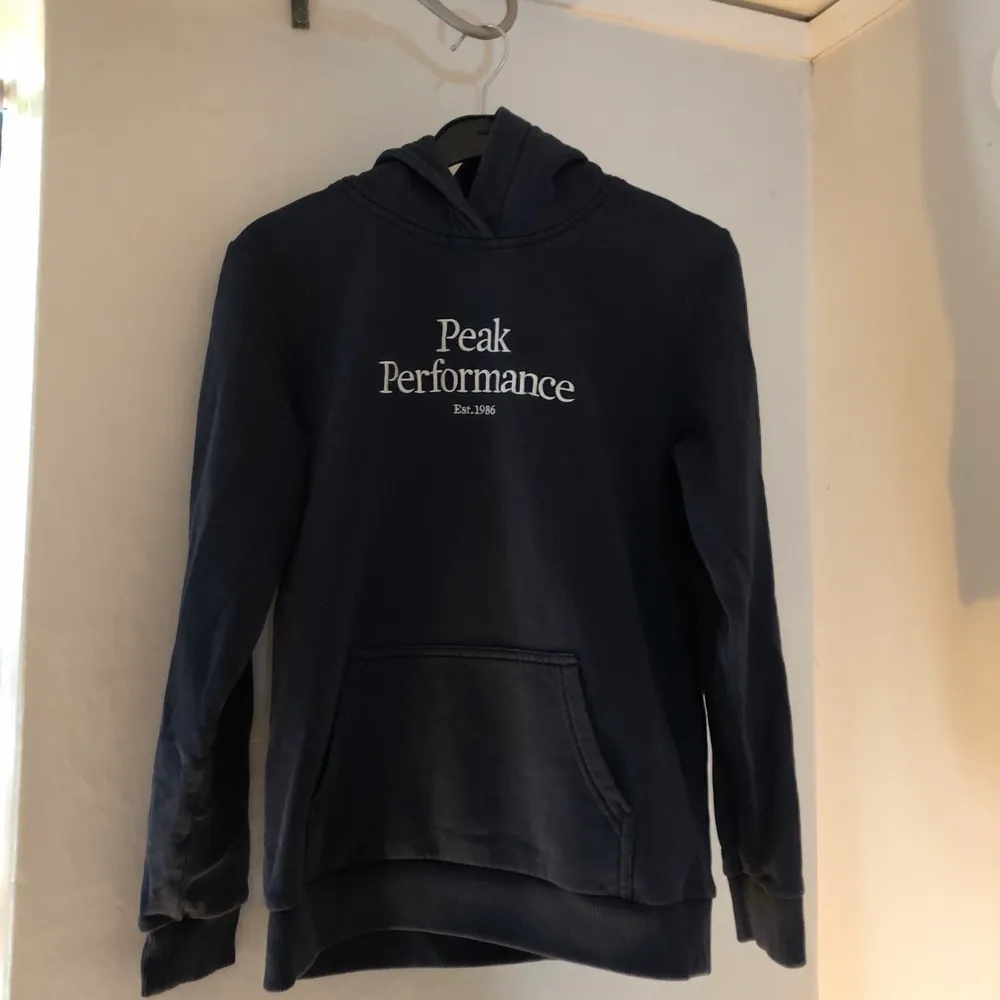 Mörkblå Peak performance hoodie i nyskick. Inte någon skada eller sånt. Använd fåtal gånger. Storlek 160. Använd senast för ca 1,5 år sedan. 50kr eller bud i pm . Hoodies.