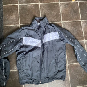 Nike vind jacka vintage  - Riktigt cool retro / vintage Nike vind jacka. Svart grå med vita detaljer, hel och ren. Hör av er privat för mer bilder eller frågor 💗