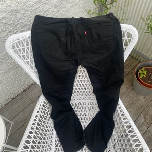 Levis jeans 514 - Säljer mina Levis 514, modellen sitter mer eller mindre precis som 501 bortsett från att de har dragkedja i gylfen och ej knappar som 501. Bra skick och riktigt schysta och stilrena jeans som går ihop med det mesta. Storleken är 32/32 