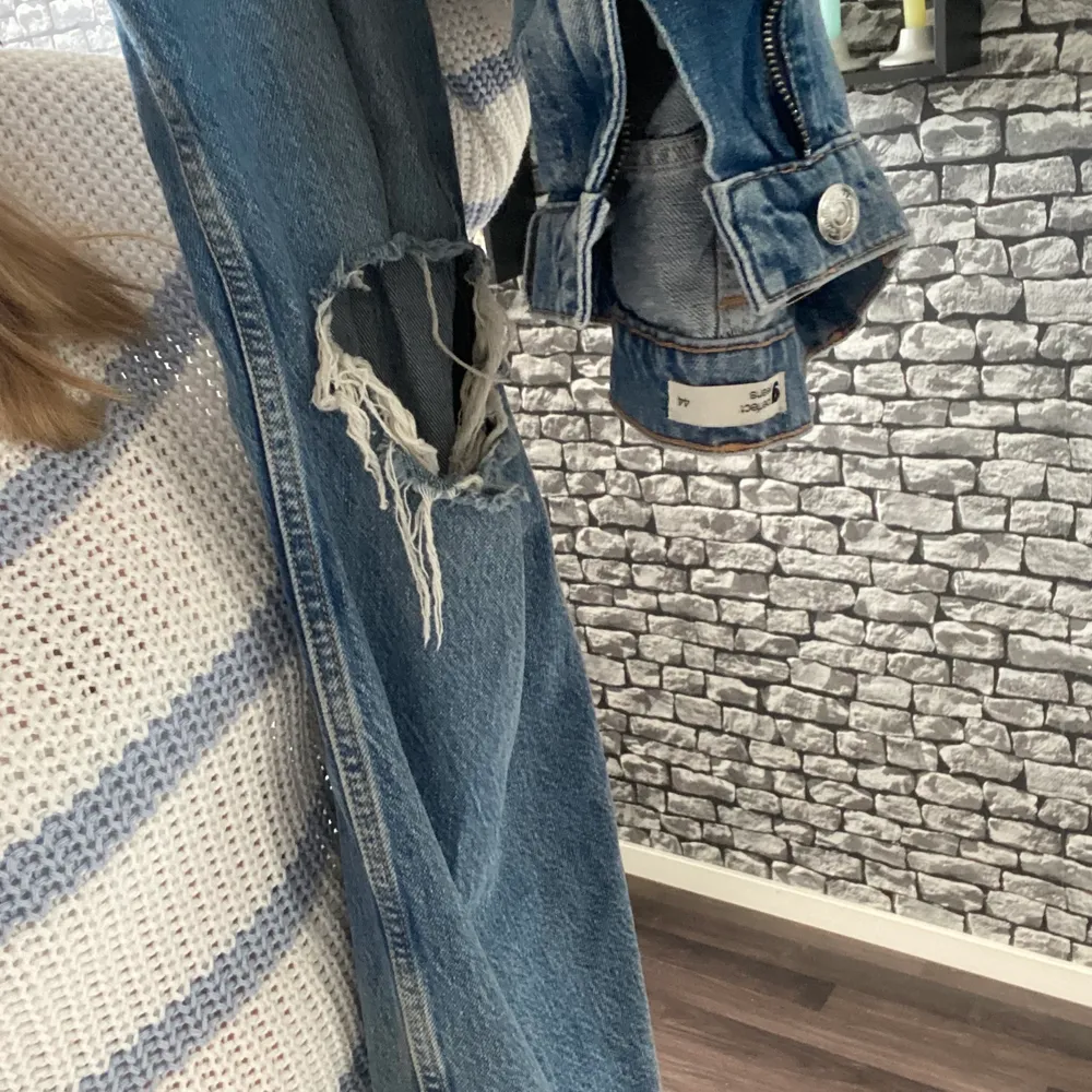Mörkblåa jeans med hål från Gina tricot. 90’s high waist jeans petitie. Nypris 599kr, säljer för 200kr 💗. Jeans & Byxor.
