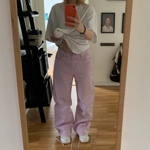 monki yoko wide jeans lilac - monki yoko wide jeans i färgen lilac. storlek 29, passar mig som är 163cm. använda fåtal gånger, nyskick! pris kan diskuteras. 
