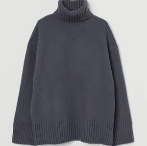 Mörkgrå Stickad tröja  - Mörkgrå stickad med krage, den är ifrån hm och kannor använd så i jättebra skick!! Helt slutsåld!! Köp dirket för 300kr +frakten🤍