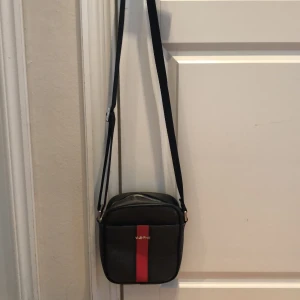 VALENTINO axelväska  - Den här väskan köpte jag på Zalando för 1 månad sedan för 1200kr och säljer den för 800kr. Om du köper väskan av mig får du med en väska som valentino väskan kom i om du är intreserad så kan priset diskuteras och du kan få mera bilder 