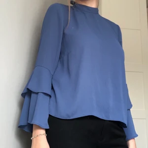 Blus Gina Tricot - Fin blå blus från Gina! Kan mötas i Uppsala eller frakta mot kostnaden 💕