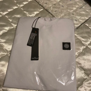 Stone Island - Den är helt ny och den är stor i storleken skriv Pm för mer intresse