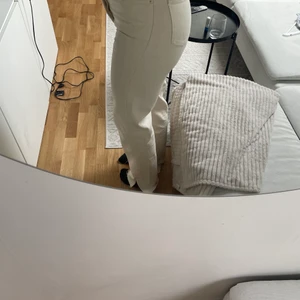 Beiga raka jeans  - Supersnygga beiga jeans med slits