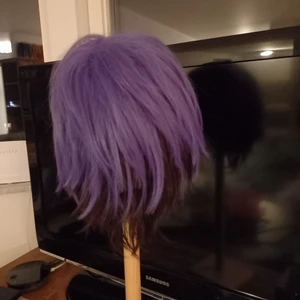 Lila svart peruk  - Fin peruk använd en gång.