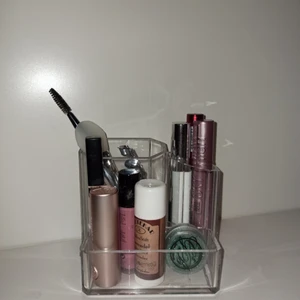 Sminkförvarare💄 - Sminkställ smink eller liknande💅 säljer då den tyvärr inte kommer till användning och att det då känns bättre om den kan få ett nytt hem där de fyller bättre funktion💞 den rengörs givetvis innan fraktning🧽