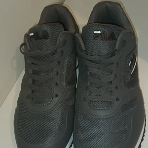 FILA SKOR HERR SNEAKERS NYA - Fila Skor Herr Snickers , Nya endast använda 10 min. Size:42. Grå/Vita.