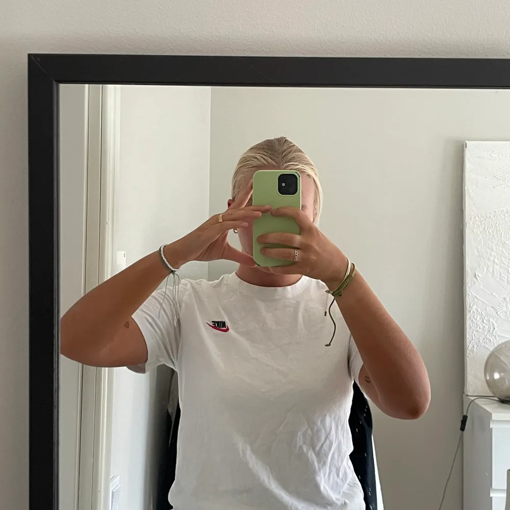 Vit T-shirt från Nike. Den är lite nopprig i tyget, se bild 3❤️. T-shirts.