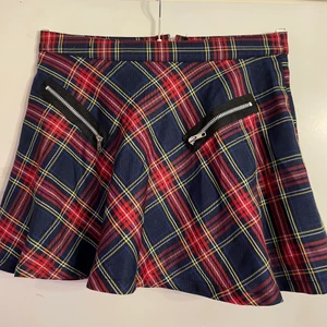 Kjol - Snygg tartan kjol. Aldrig använd.