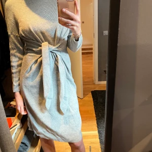 Stickad klänning, massi mudutti - Fin stickad klänning, nypris 999kr