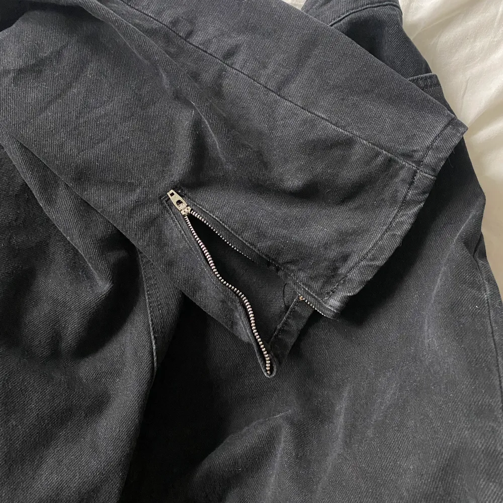 Säljer dessa svarta jeans från NAKD eftersom dom är för stora för mig. Aldrig använt dem.. Jeans & Byxor.