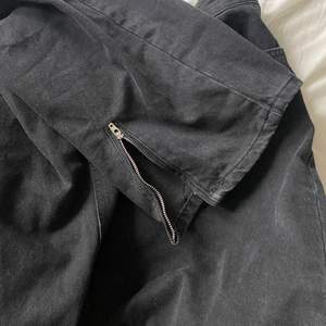 Säljer dessa svarta jeans från NAKD eftersom dom är för stora för mig. Aldrig använt dem.