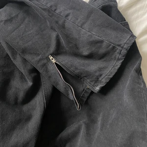 Svarta jeans med slits - Säljer dessa svarta jeans från NAKD eftersom dom är för stora för mig. Aldrig använt dem.