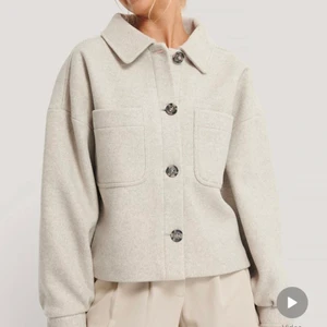 Jacka NAKD - Säljer denna populära jacka i ullblandning från NAKD i nyskick, använd ca 3 gånger men tycker den är lite för stor så därför säljer jag vidare den💓nypris 900kr❤️‍🔥