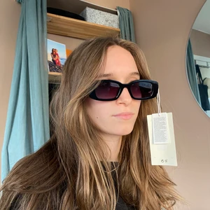 Chimi X H&M - solglasögon  - Aldrig använda, lapp sitter kvar. Väldigt trendiga snygga solglasögon med mörkt glas och silver detalj på sidan. Exklusiv collab mellan H&M och Chimi. 