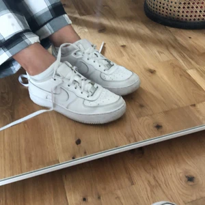 Air force 1 - Air force 1 Nike skor i storlek 38,5 so tyvär är för stora för mig, har inte tvättat dem men kan göra de innan ja säljer skorna, kan diskutera priset 