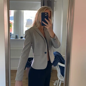 Beige kavaj - Supersnygg beige kavaj från H&M i storlek 34! (Pris kan diskuteras)