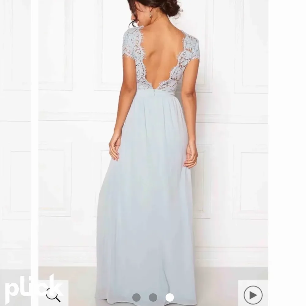 Säljer denna ljusblåa balklänning, använd endast en gång. Säljer då den inte passar längre. Skriv privat om ni vill köpa💗. Klänningar.