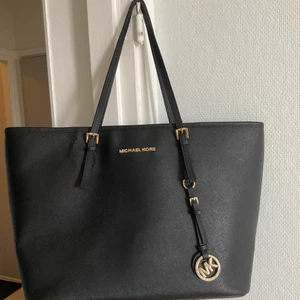 Micheal Kors väska  - Säljer denna as snygga micheal Kors väska som tyvärr inte kommer till användning längre. 😻💗 fint begagnat skick. Finns att hämtas i Årsta eller skickas mot fraktkostnad.
