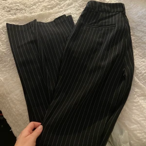 Kostymbyxor  - Knappt använda från nakd. Utsvängda. Stora i storlek. 