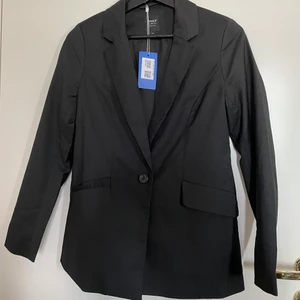 Svart kavaj  - Svart kavaj från ONLY. Köptes på sellpy & aldrig använd av mig. Inga defekter. Köpare står för frakt 🚚 