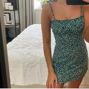 Grönblommig klänning  - Superfin sommarklänning ifrån h&m som tyvärr har blivit för liten, endast använd 2 gånger så i fint skick  💚 💚 Första bilden är lånad 