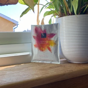 Rituals.. badsalt - Ett badsalt från rituals med HOLI serien som man använder en gång. Som jag tycker har ett värde på: 65kr med fraktet: 39kr