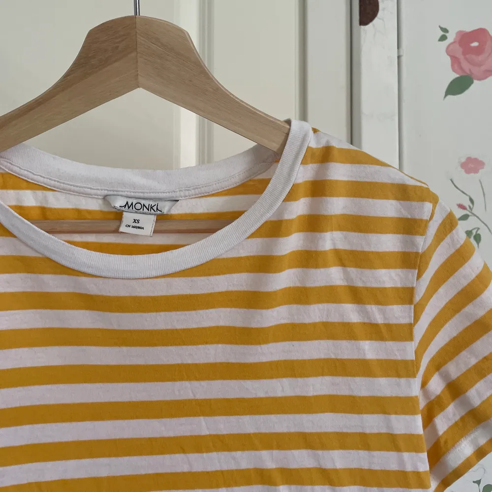 Vit och gul randig t-shirt från monki 😍 Stl xs men passar s 💕 Spårbar frakt eller så billig som möjligt men inte spårbar . T-shirts.