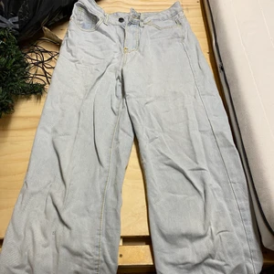 Jeans - Ett oss ljusblåa utsvängda jeans! Bra skick å snygga😊 passar 1.67 och neråt skulle jag säga. 
