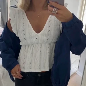 Vit topp - Fin vit topp från pull & bear! Lånade bilder så skriv för fler!❤️❤️