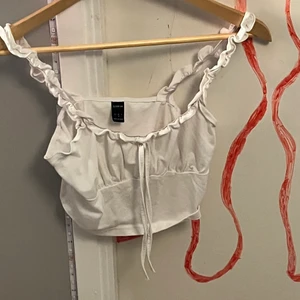 Vit top - Ärmarna är lite stora