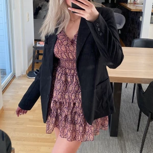 Klänning - Så fin mönstrad volang klänning💕💕