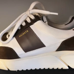 Axel arigato nya skor  - Nya Axel arigato, kvitto finns. Storlek 39, använda 1 gång.