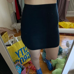 Svart kjol/tubtopp - En vanlig svart kjol eller tubtopp, beroende på vad man känner att man vill ha den till😊storlek S tror jag, men väldigt stretchig.