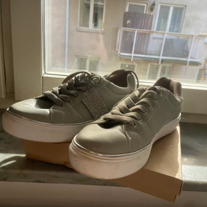 Gröna diamant skor  - Jätte fina skor med diamanter på sidan! Säljer pga har inte den stilen !! 