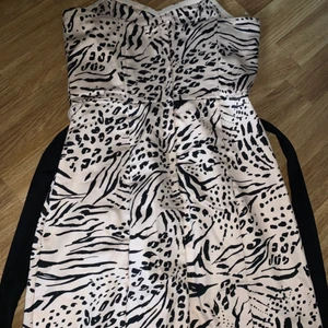 Kort klänning från H&M i storlek 36 - Kort, tight klänning från H&M i storlek 36. Använd vid ett tillfälle. Ser inget att anmärka på. 