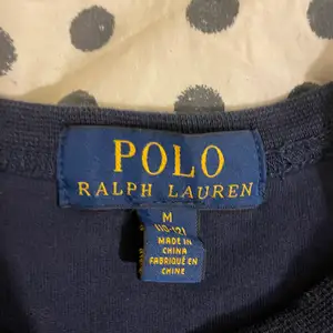 Säljer min polo tröja för att den nu har blivit för liten. Använts ett par få gånger, bra skick 9/10. Köpt på kindsbrandstore för 999 kr. För fler bilder prata privat.